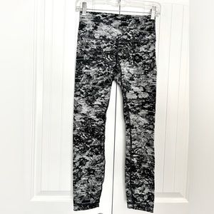 Lululemon leggings size 6 black & white lace pattern NWOT